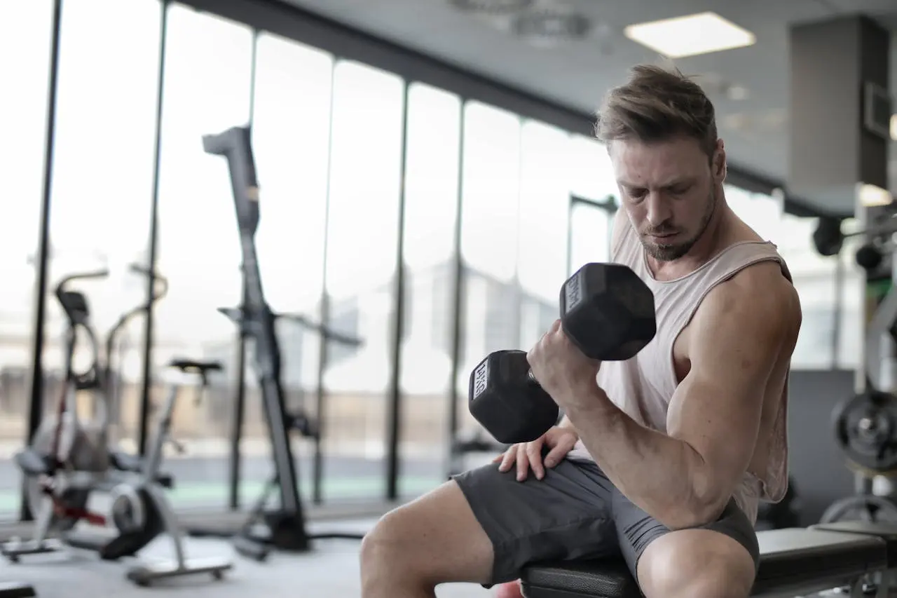 A man is lifting some weights in the gym